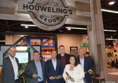 David Bell, Todd Plaxton, Kevin Doran, Jeremiah Hunsaker, Jaymee McInerney and Craig Olson of Houweling’s Group, all with a plastic free cucumber in their hands. The grower recently presented a cucumber wraps without plastics, but with planted-based material to prolong shelf life.